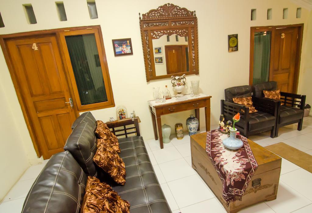 Pendopo Andari Homestay Yogyakarta Exterior photo